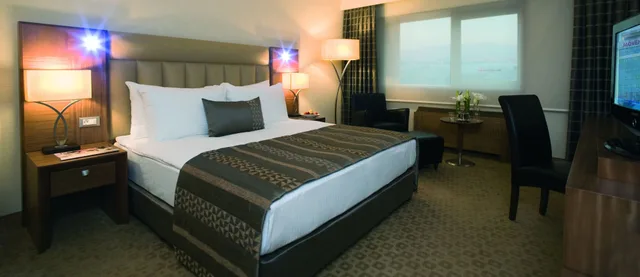 Executive, King Bed, Movenpick Hotel Izmir 5/9