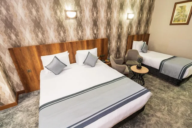 غرفة ديلوكس ثلاثية بسرير كوين وسرير فردي، Airport Express Hotel 2/10