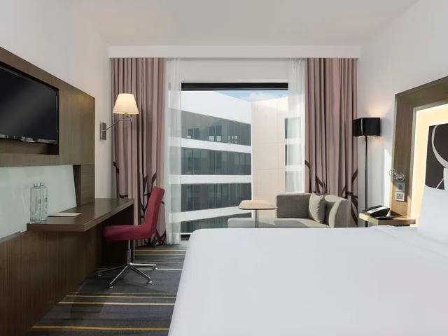 غرفة سوبيريور بسرير كينج بإطلالة على المسبح، Novotel New Delhi Aerocity 2/8