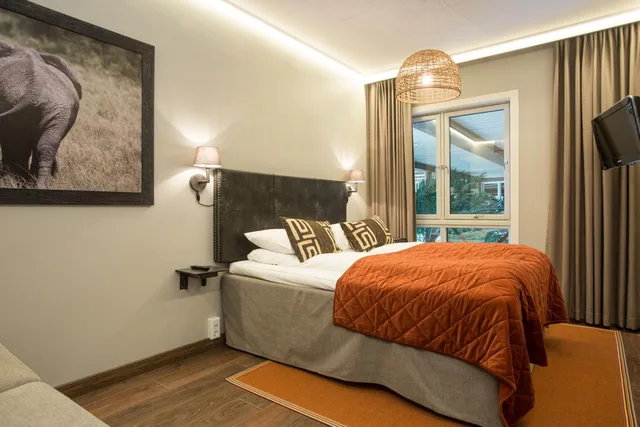 غرفة بسرير مزدوج مع أريكة، Dyreparken Safarihotell 4/5