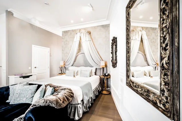 جناح شهر العسل، Hotel de Castillion 1/4