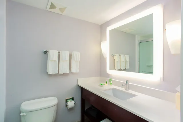 غرفة قياسية بسريرين كوين بحوض استحمام لذوي الإعاقة، Holiday Inn Hotel Suites Tallahassee Conference Center N 3/4