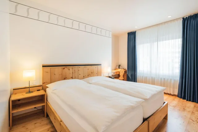 غرفة كلاسيكية عائلية بسريرين منفصلين، Laudinella Hotel 1/2