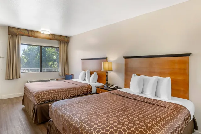 غرفة قياسية بسريرين كوين، Rodeway Inn At Nevada State Capitol 3/7