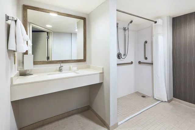غرفة بسرير كينج مع أريكة، Courtyard Secaucus Meadowlands 4/4