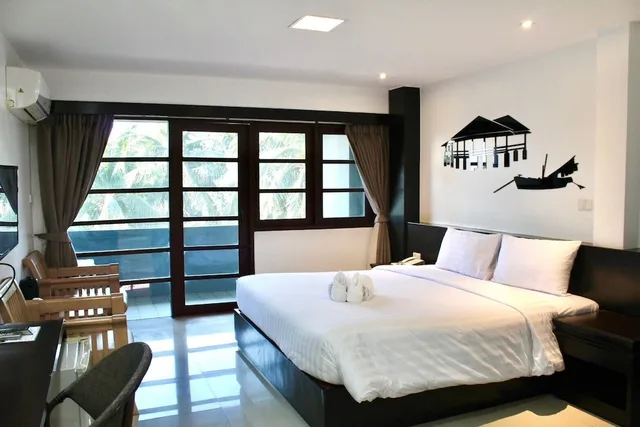 Room, King Bed, Side View، S2 Hotel 2/4