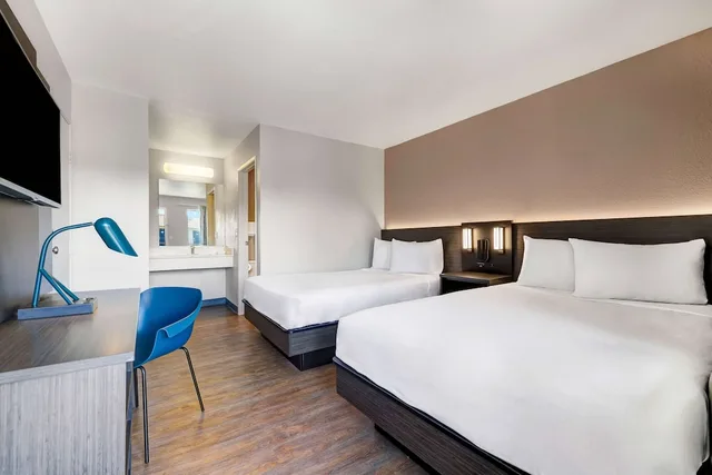 غرفة بريميوم بسرير مزدوج وسرير فردي، Motel6 Kirkland, WA - North Kirkland 5/9