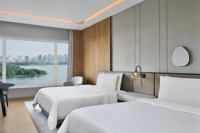 غرفة كبيرة بسريرين منفصلين وسريرين مزدوجين بإطلالة على البحيرة، The Westin Mumbai Powai Lake (ex Renaissance Mumbai) 2/3