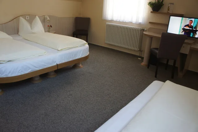 غرفة ثلاثية بسريرين منفصلين مع أريكة، Stadthotel Engel 5/10