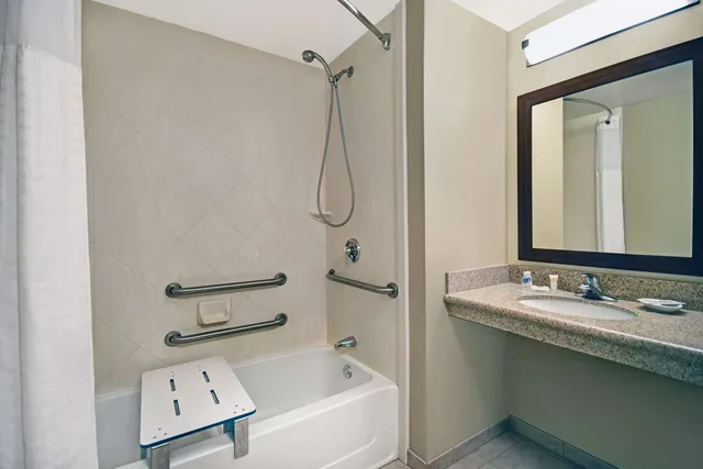 غرفة بسرير كينج لذوي الإعاقة، Comfort Inn & Suites Wilton, ME 4/4