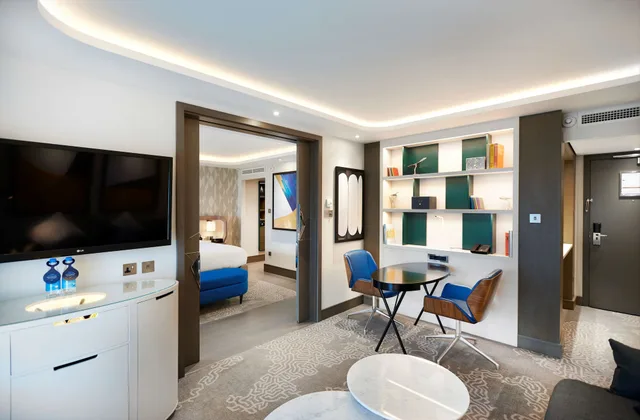جناح تنفيذي بسرير كينج مع دخول الصالة، Hilton London Heathrow Airport 4/4