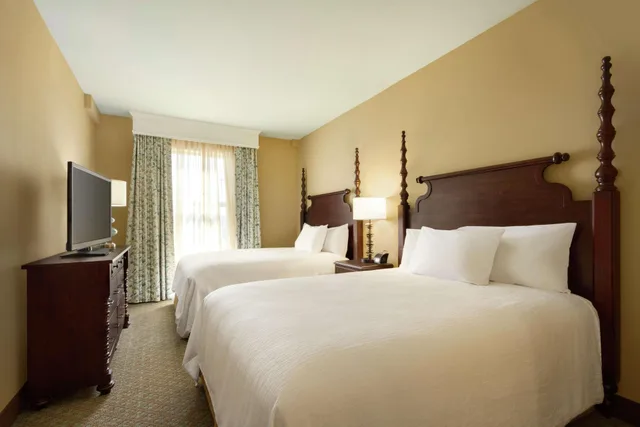 جناح بريميوم بسريرين كوين بغرفتين، Embassy Suites by Hilton Savannah Historic District 1/2