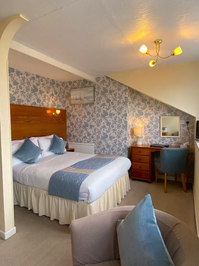 غرفة كبيرة بسرير مزدوج بإطلالة على البحر، The Briars Guesthouse 1/3