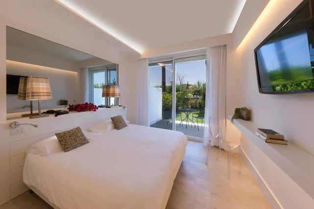 غرفة بسرير مزدوج أو سريرين منفصلين بشرفة، Hotel Alpha 1/10