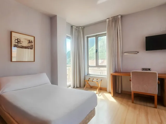 غرفة سوبيريور بسريرين منفصلين وثلاثة أسرّة بإطلالة على المدينة مع سرير إضافي، Hotel Faranda Marsol Candas, Ascend Hotel Collection 1/10