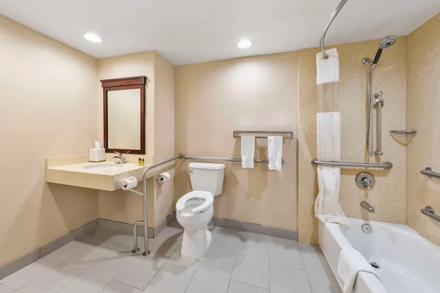 غرفة بسرير كينج بحوض استحمام لذوي الإعاقة، Best Western Plus Heritage Inn Rancho Cucamonga/Ontario 6/10