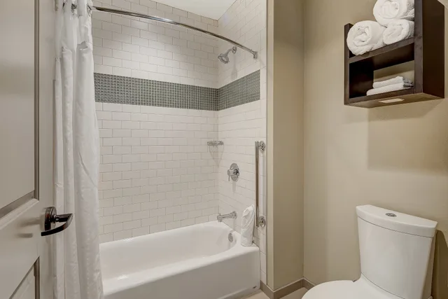 جناح بسرير كينج بإطلالة على المرفأ بغرفة نوم واحدة مع أريكة، Staybridge Suites BALTIMORE INNER HARBOR 6/9