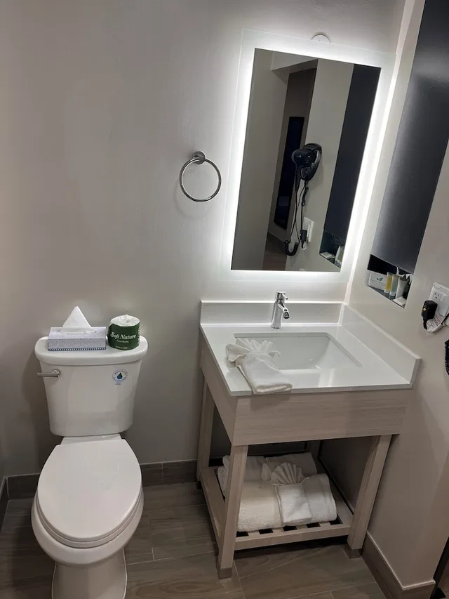 غرفة بسرير كينج، Flagstaff University West 8/10