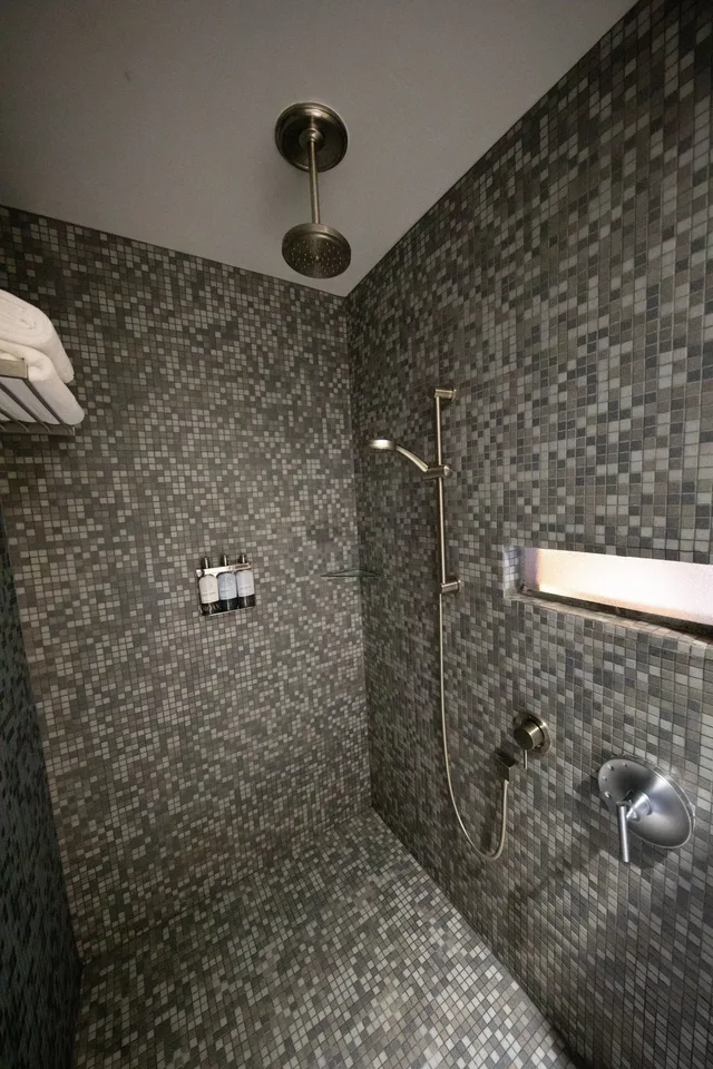 Design, 2 Queen Beds، Modern Hotel And Bar 3/5