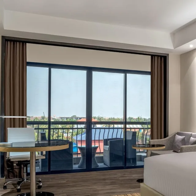 غرفة تنفيذية بسرير كينج بشرفة، COURTYARD BY MARRIOTT SIEM REAP RESORT 9/10