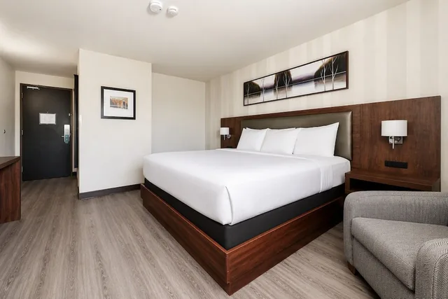غرفة قياسية بسرير كينج، Quality Inn & Conference Center Pembroke - Ontario 2/8
