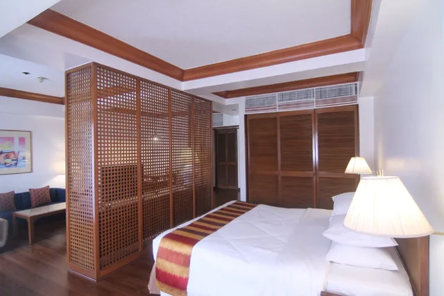 جناح، Century Park Hotel 3/7