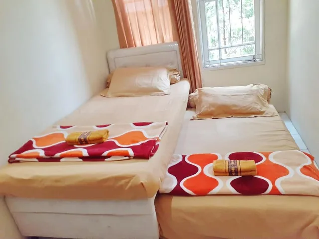 غرفة بسريرين منفصلين، SPOT ON 3988 Kost Carmelia Baranangsiang Syariah 1/2