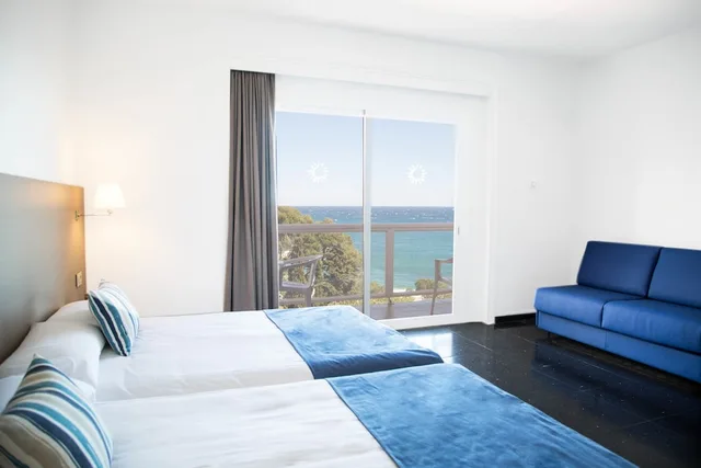 غرفة قياسية رباعية بأربعة أسرّة بإطلالة على البحر، htop Caleta Palace 6/8