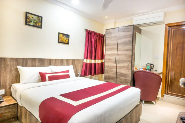 Super, Deluxe, Queen Bed, Octave Hotel and Spa Jp Nagar 4/6