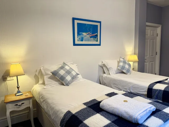 Room, Twin Beds, The Crescent Guest House 4/10