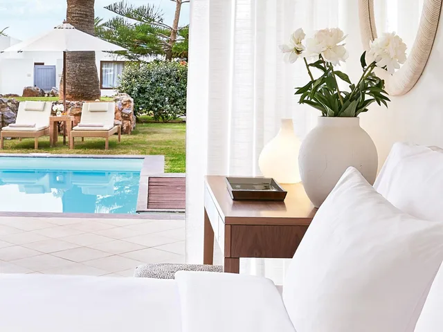Swim Up, Family, Private Garden، Amirandes, A Resort to Live 3/4