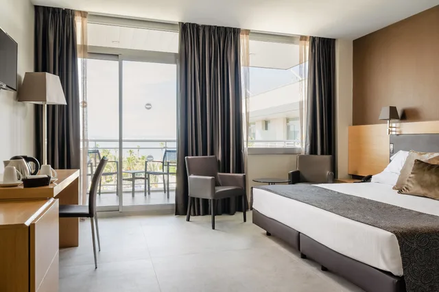 غرفة كلاسيكية بسريرين منفصلين بإطلالة على البحر، Gran Palas Hotel 1/3