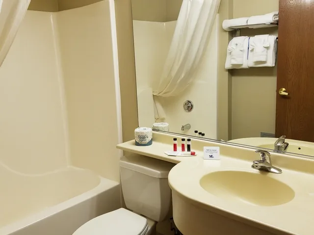 غرفة قياسية بسريرين كوين، Microtel Inn Suites by Wyndham Rapid City 6/6