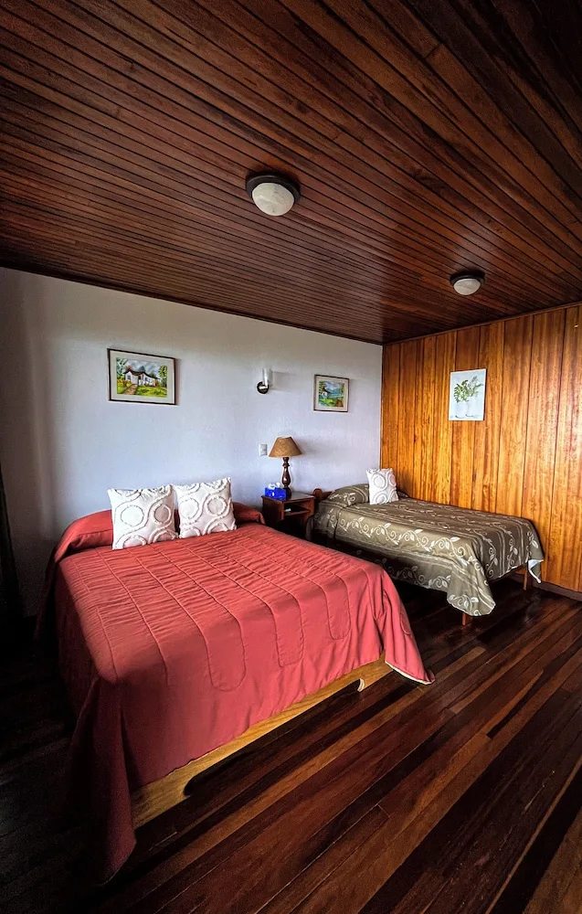 غرفة قياسية بسرير مزدوج وسرير فردي بإطلالة على الحديقة، Hotel de Montana Monteverde 10/10