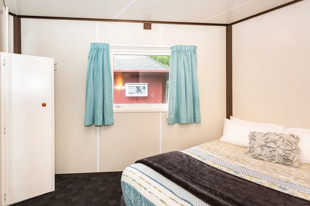 غرفة بسرير مزدوج وسرير بطابقين بغرفتي نوم، Tasman Holiday Parks - Christchurch 3/9