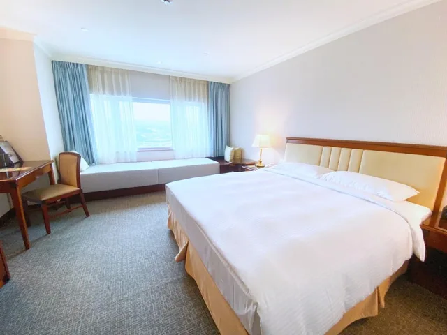 Double Bed, Harbour View, Evergreen Laurel 4/4