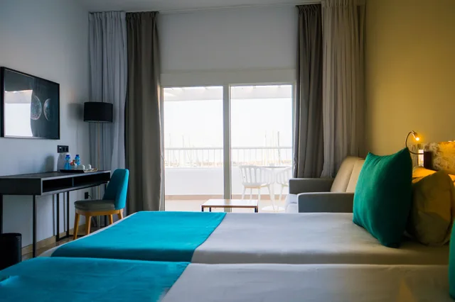 غرفة بريميوم بسريرين منفصلين بإطلالة على المرفأ بشرفة، Moon Hotel Spa 6/9