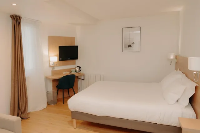غرفة بسرير مزدوج مع أريكة، Kyriad Quimper Sud 1/6