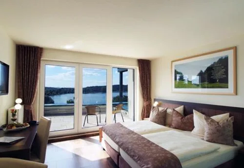 غرفة بسرير مزدوج بإطلالة على البحيرة، Hochwalder Wohlfuhlhotel 3/8