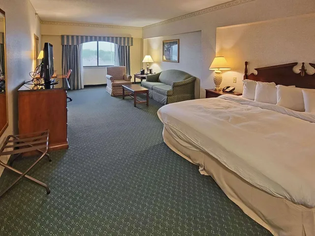 غرفة بسرير كينج مع أريكة، Radisson Hotel Cedar Rapids, IA 2/4