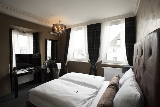 جناح جونيور بسرير كوين، Georges Hotel 1/1