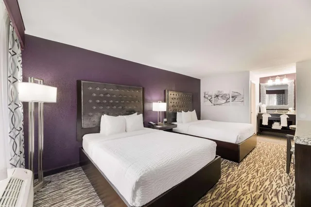 Room, 2 Queen Beds, Pool Side، Clarion Inn & Suites Across From Universal Orlando Resort 4/7