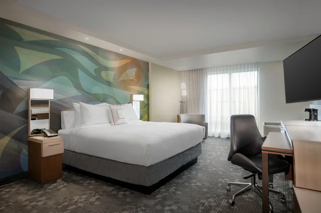 غرفة قياسية بسرير كينج، Courtyard By Marriott Nanaimo 3/6