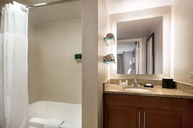 جناح بسريرين كينج بغرفتي نوم مع أريكة لذوي الإعاقة، Sonesta ES Suites Huntington Beach Fountain Valley 4/6