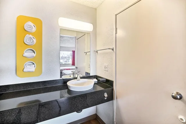 غرفة قياسية بسرير كوين لذوي الإعاقة، Motel6 Oakland, CA - Embarcadero 6/8