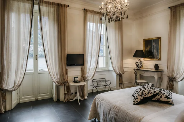 جناح بريميوم بسرير كوين بإطلالة على البحيرة بشرفة مع أريكة، Relais Villa Vittoria 1/2