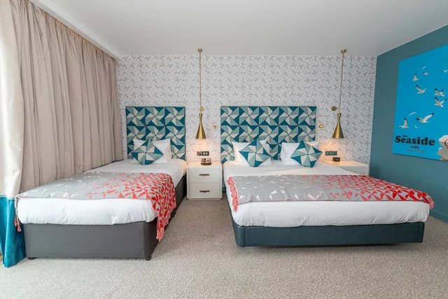 غرفة بسرير كينج وسرير فردي مع سرير إضافي، Hilton Bournemouth 1/10