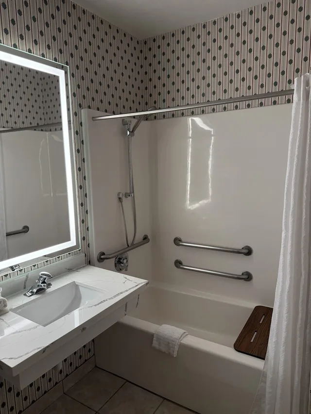 جناح تنفيذي بسرير كينج مع أريكة لذوي الإعاقة، Evergreen Inn And Suites 6/7