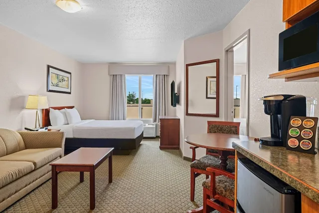 Efficiency, 2 Queen Beds, Sofa، Days Inn & Suites by Wyndham Winkler 4/6