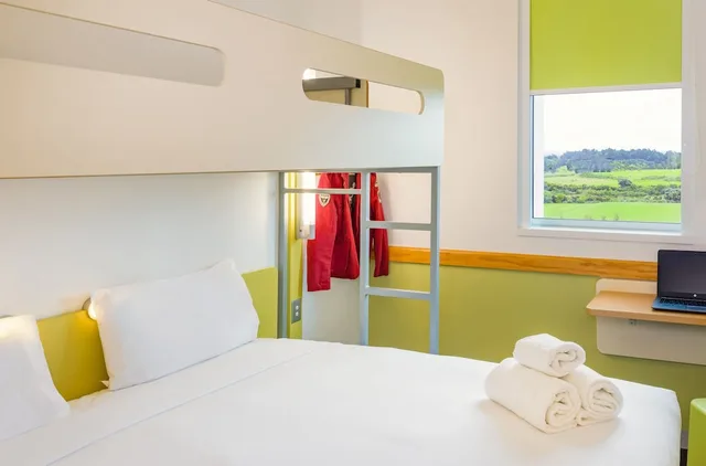 غرفة قياسية بسرير كينج وسرير بطابقين، ibis budget Auckland Airport 10/10